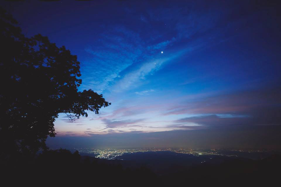 朝の日の出山山頂