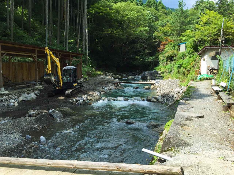 神戸国際マス釣場　河原