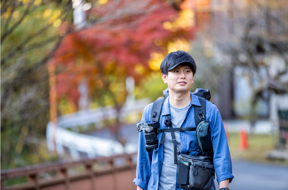 「数馬の湯」に向かうJINさん