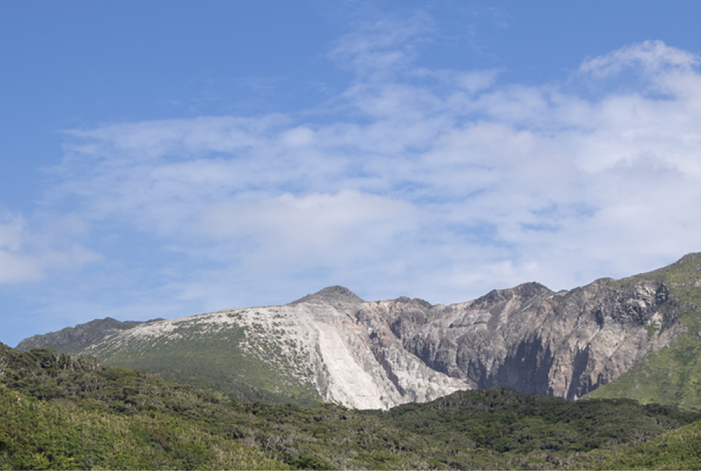 青空と天上山の風景