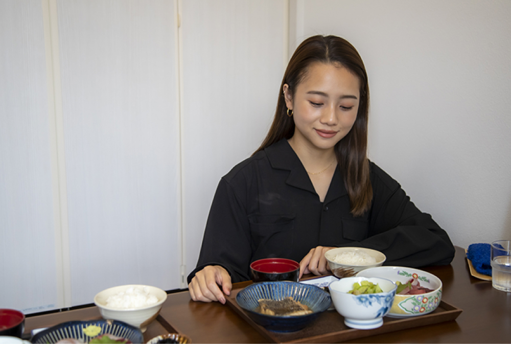 煮付け定食をいただくアオイさん