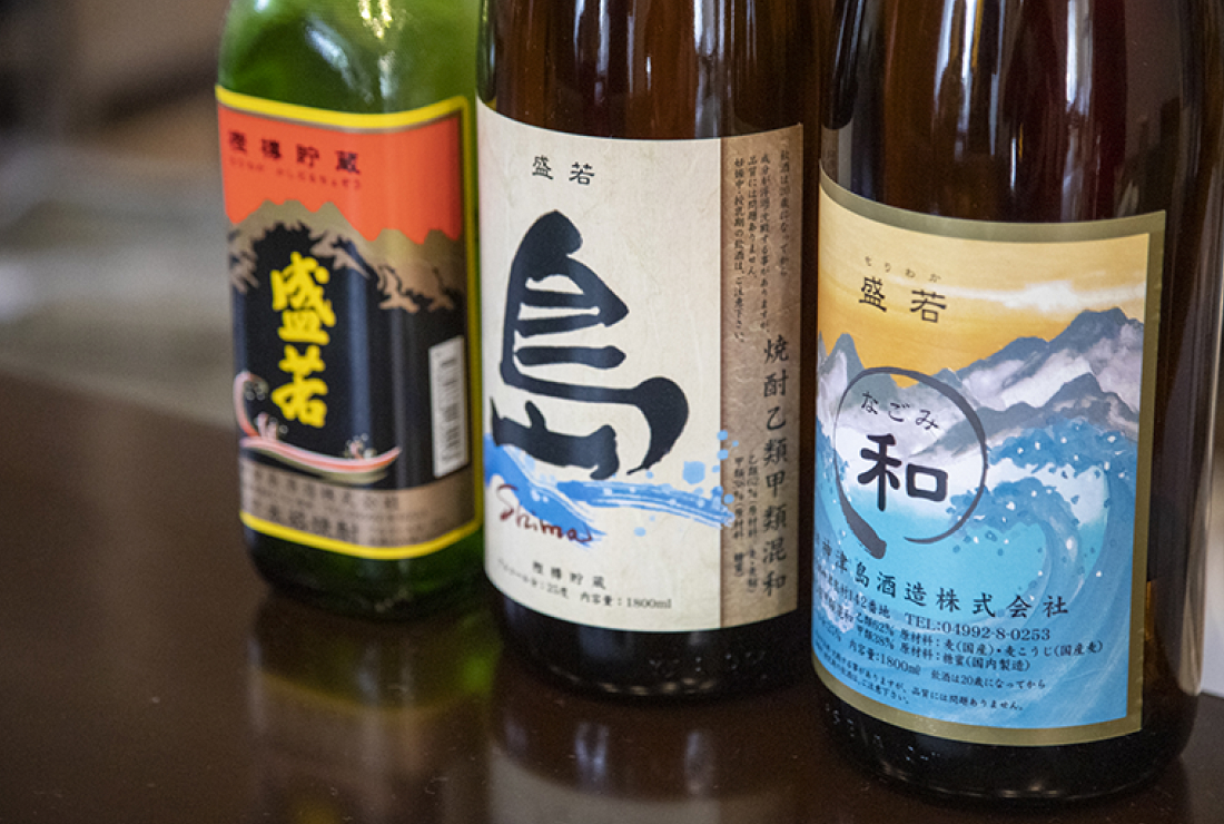 カウンターに並ぶ島の焼酎