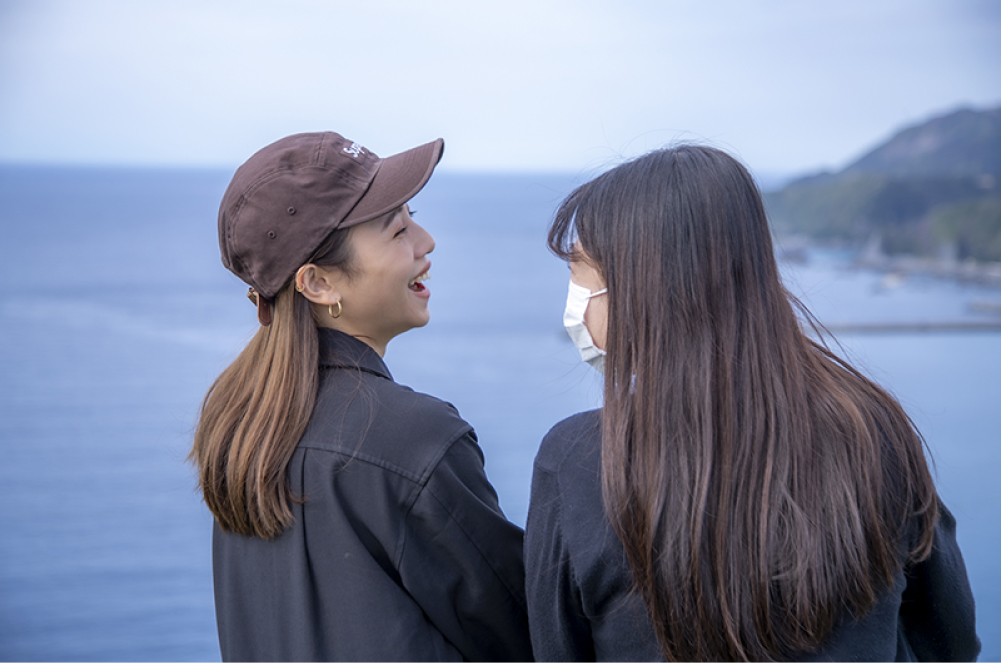 笑顔で旅の計画を練るアオイさんとエリナさん