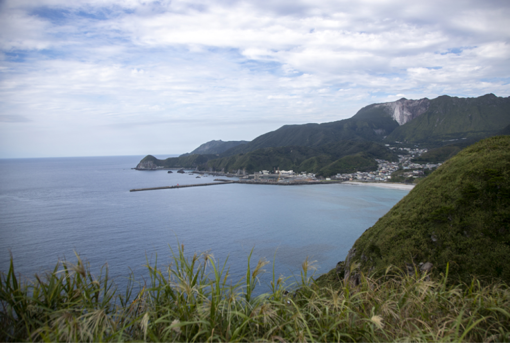 山から海を見下ろした風景