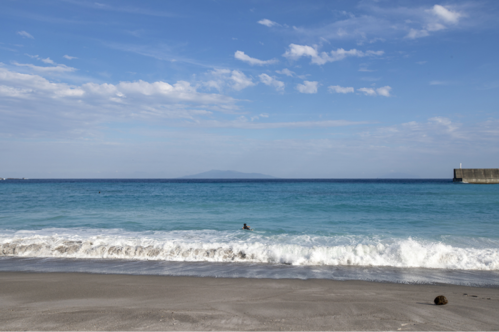 青のグラデーションが美しい海