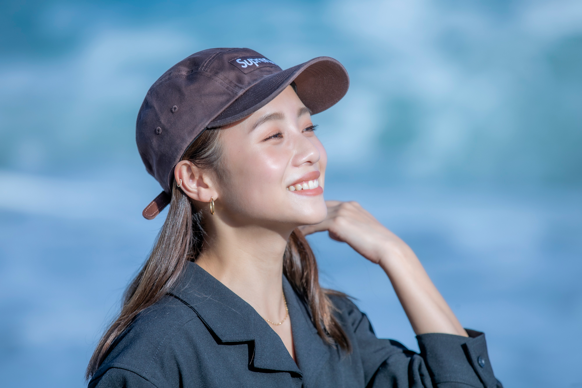 海をバックに笑顔のアオイさん