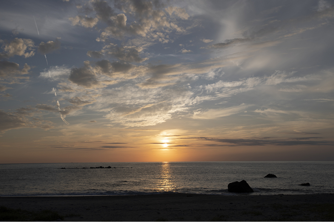 夕日に照らされた砂浜の風景