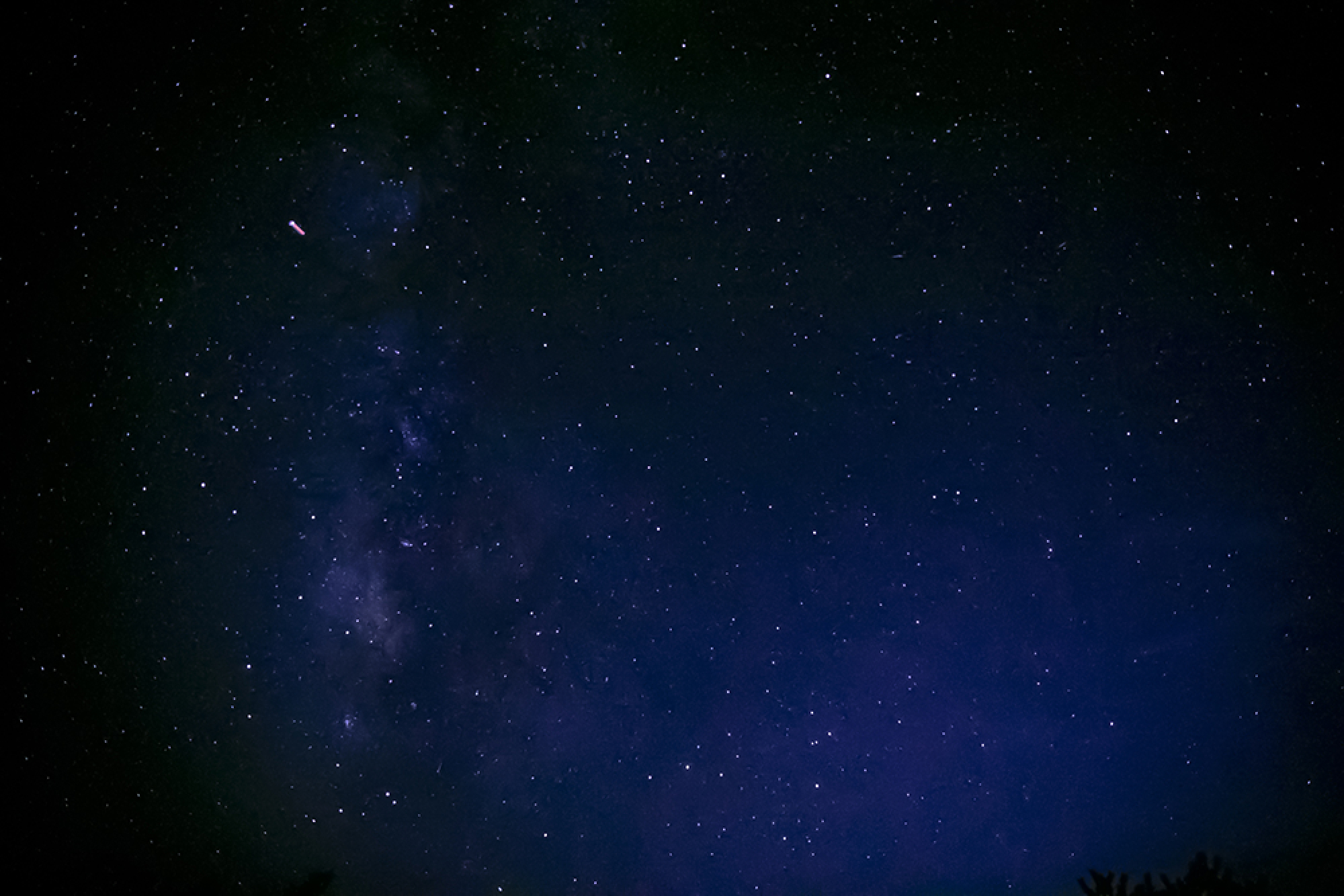 きれいな三日月で360度遮るものがない星空を見上げた風景"
