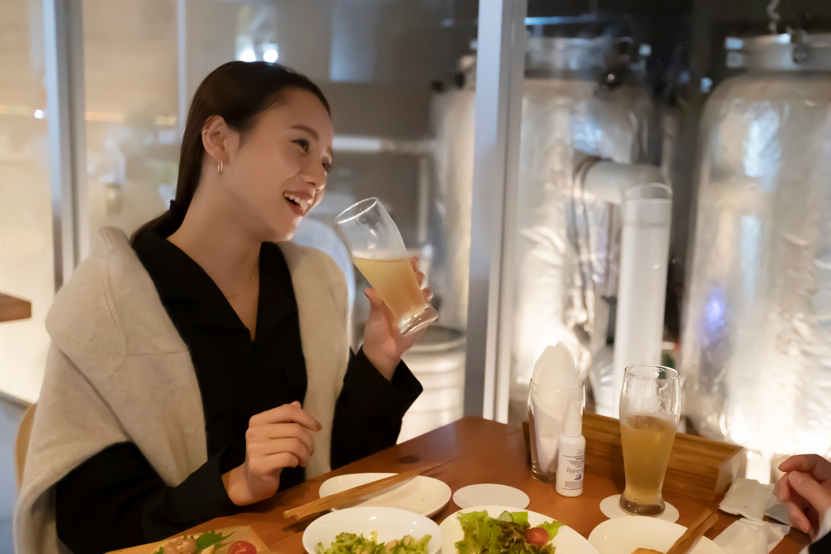 フルーティなホワイトエールの向日葵のクラフトビールを飲むアオイさん