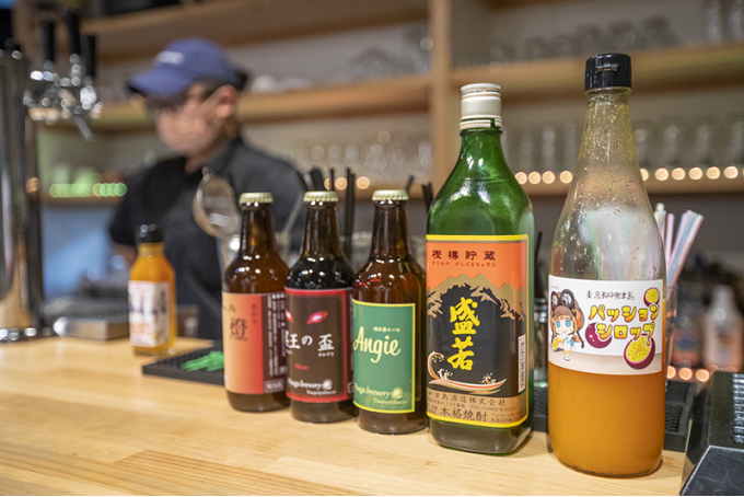 島で作られたお酒が並ぶカウンター