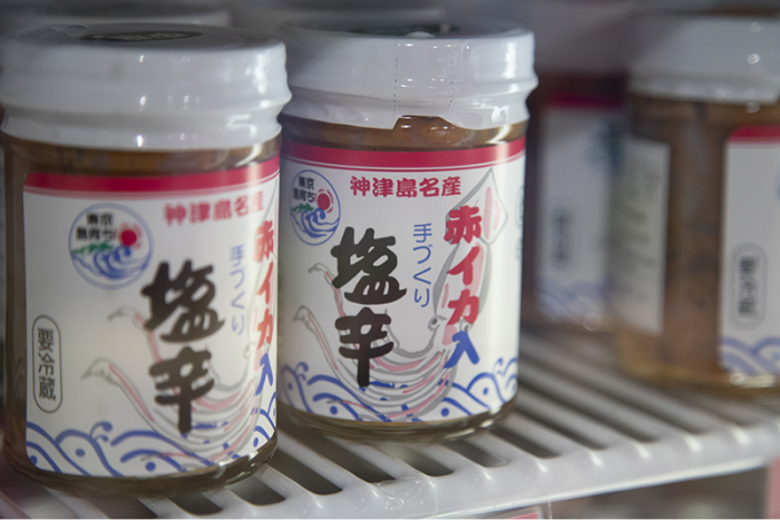 冷蔵ケースの中にある赤イカの塩辛の瓶