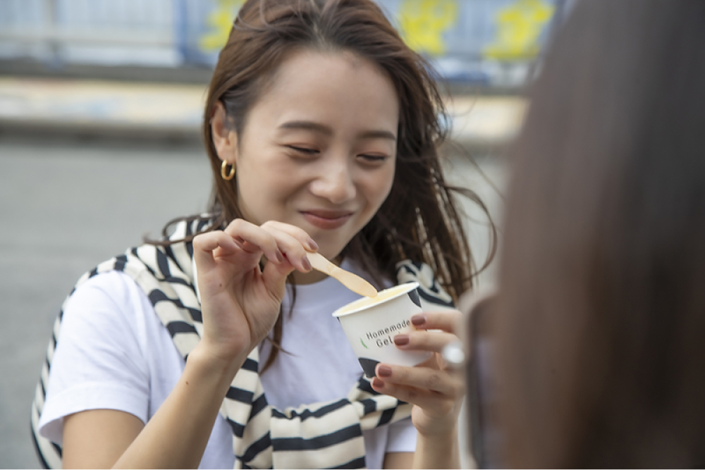 笑顔でジェラートを味わうアオイさん