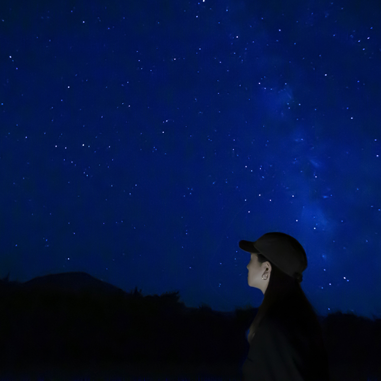 星空を眺めるアオイさん
