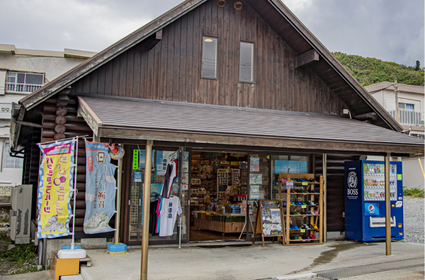 ログハウスが目印の丸島土産店