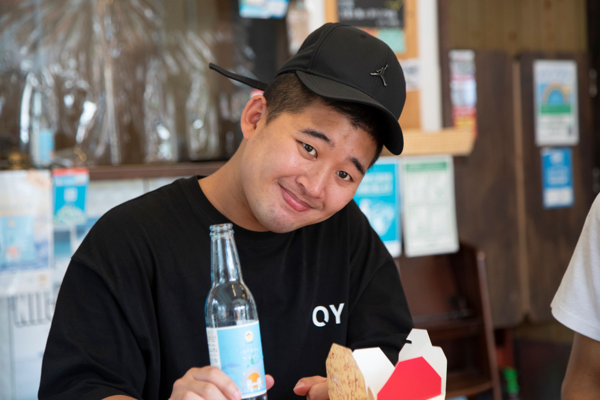 サイダーを手に取る後藤さん