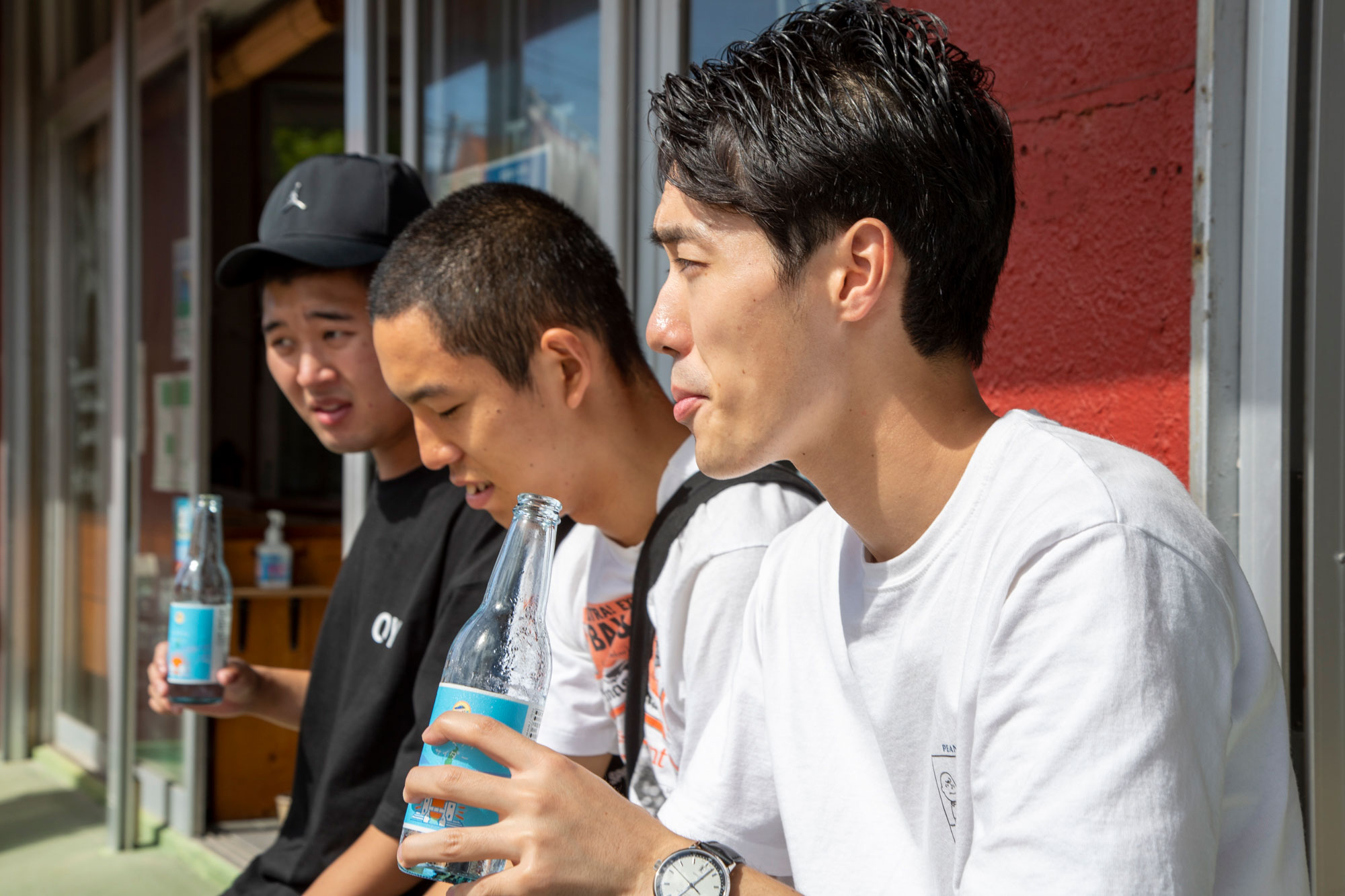 サイダーを飲みながら話す3人