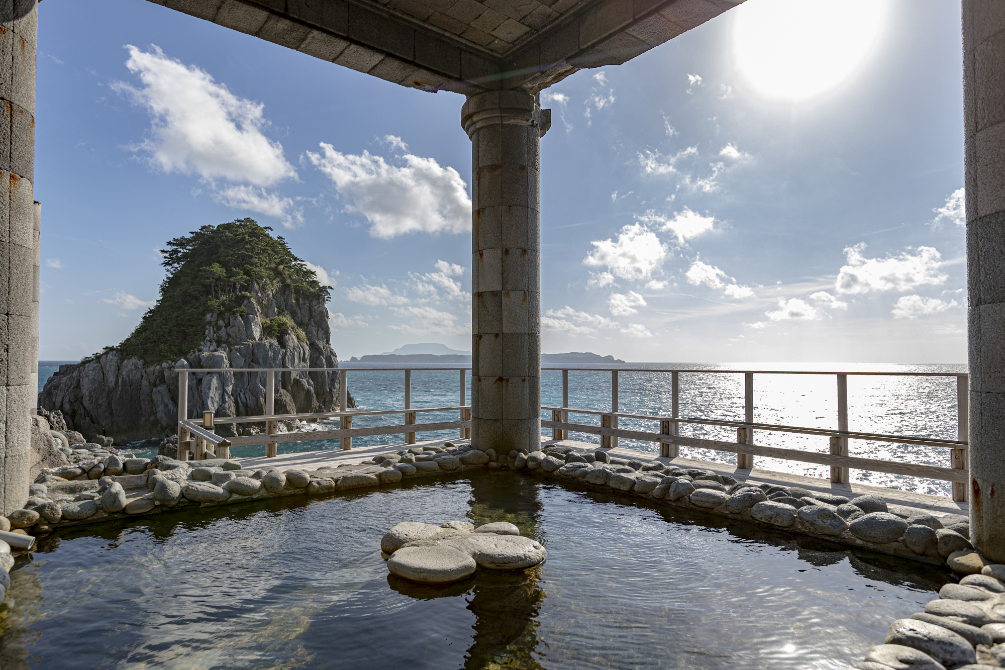 温泉の柵の向こうはすぐ海になっている