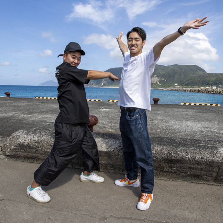 港で海をバックにポーズを決める四千頭身さん