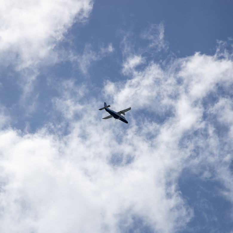 青空に映える飛行機