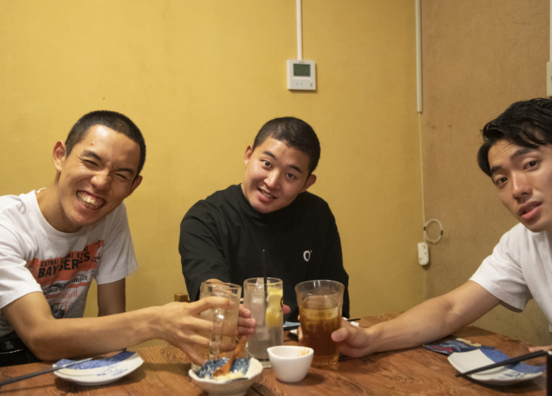 カメラ目線で乾杯する3人
