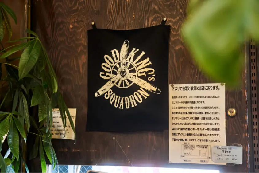 壁には店名のロゴ入りバンダナが飾られている