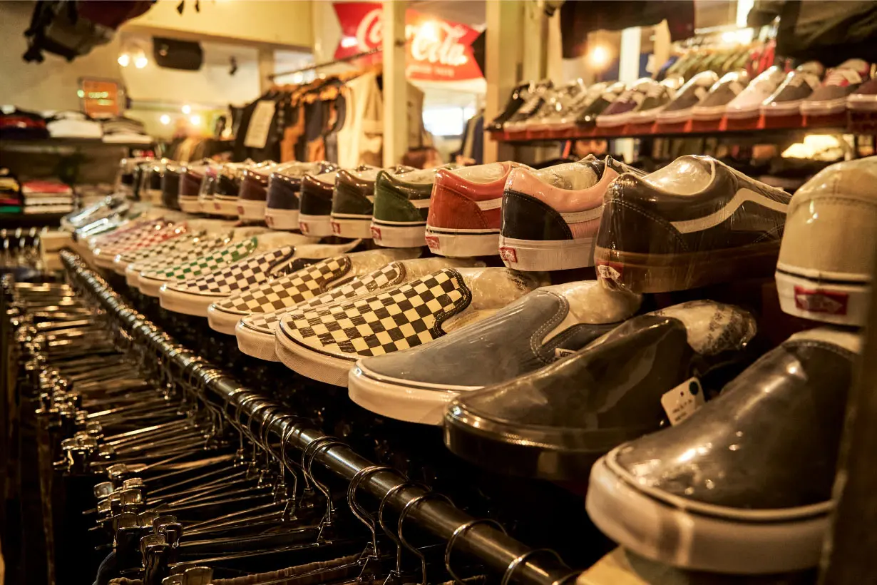 ハンガーラックの上にもスケーターの定番、vansのスニーカーがぎっしり並べられている