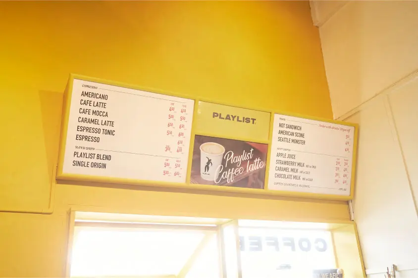 黄色を基調とした店内メニュー表