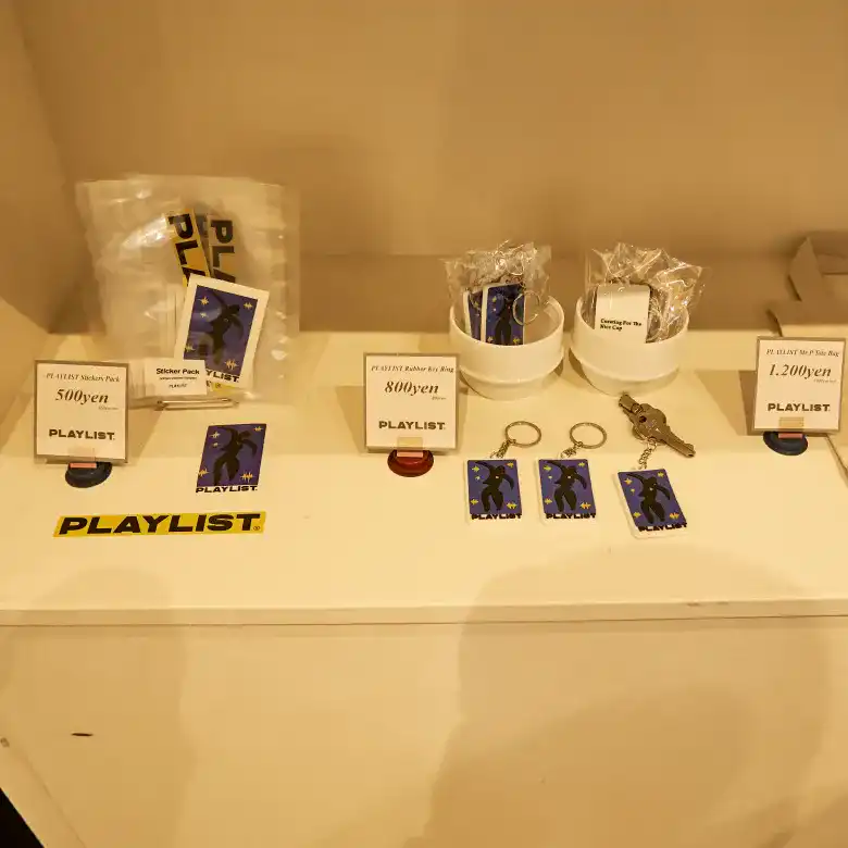 キーホルダーやステッカー、トートバックなどのオリジナルグッズ