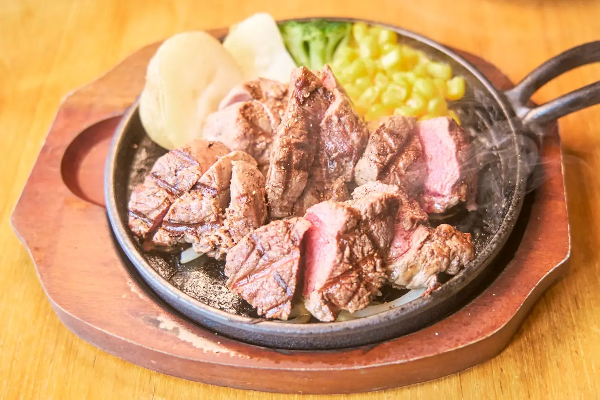 鉄板に並ぶ厚切りステーキが食欲をそそります