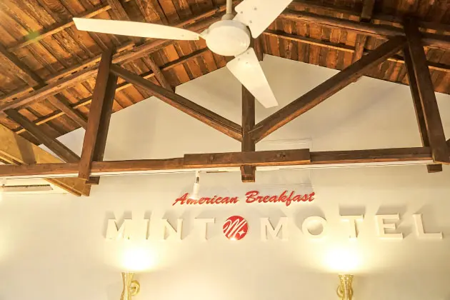 1950年代のテイストを味わえるアメリカンスタイルな店内