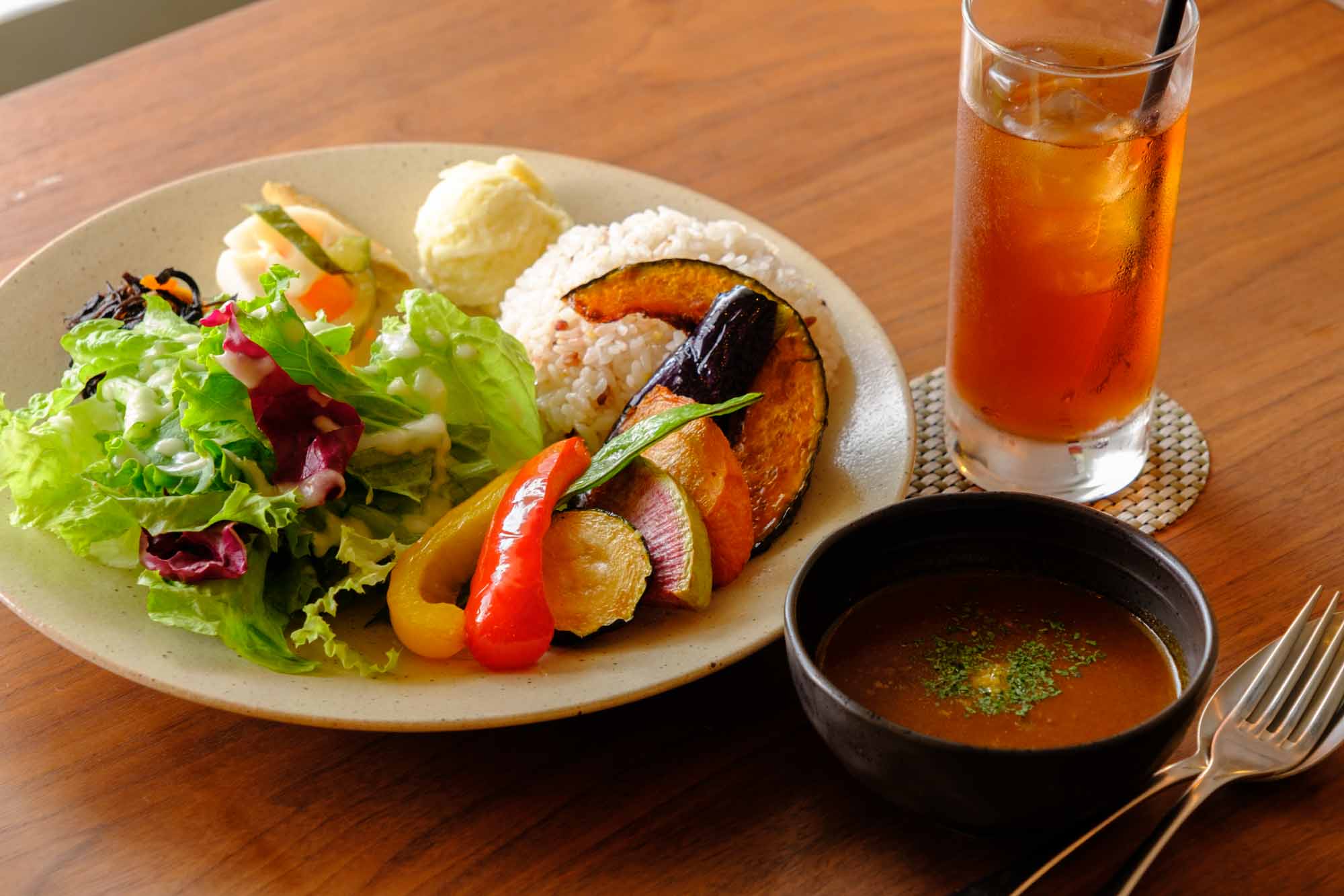 「たっぷり野菜のカレープレート」1480円(月~金曜は1280円)