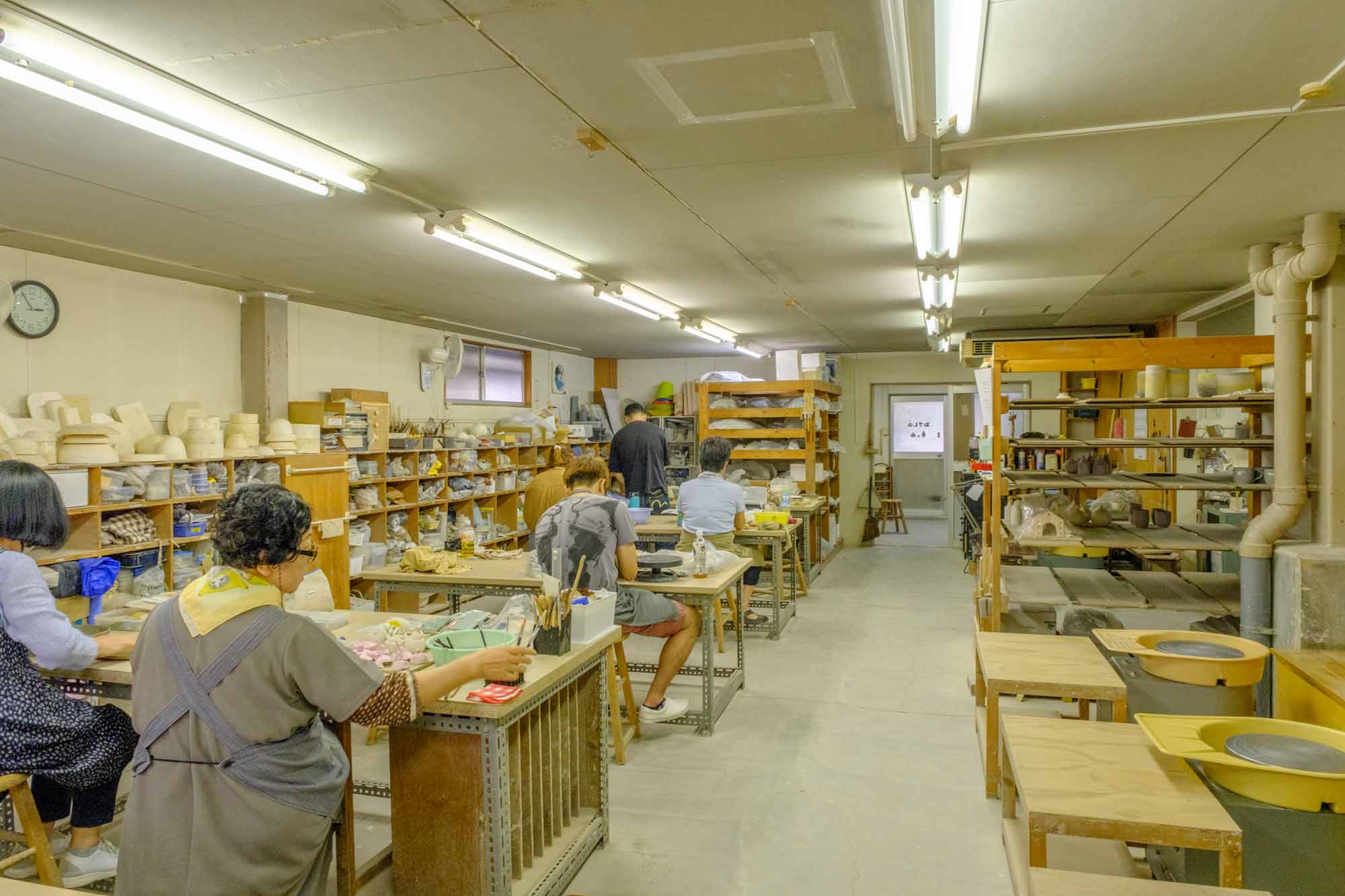 一歩中に入るとそこは窯やロクロが並ぶ本格的な陶芸工房