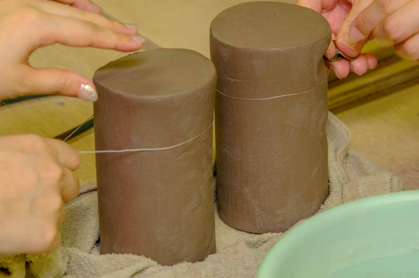 粘土をワイヤーで巻き取り