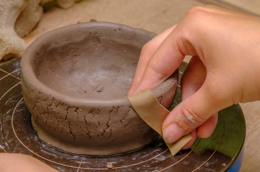 手まわしのロクロを使い形を作る
