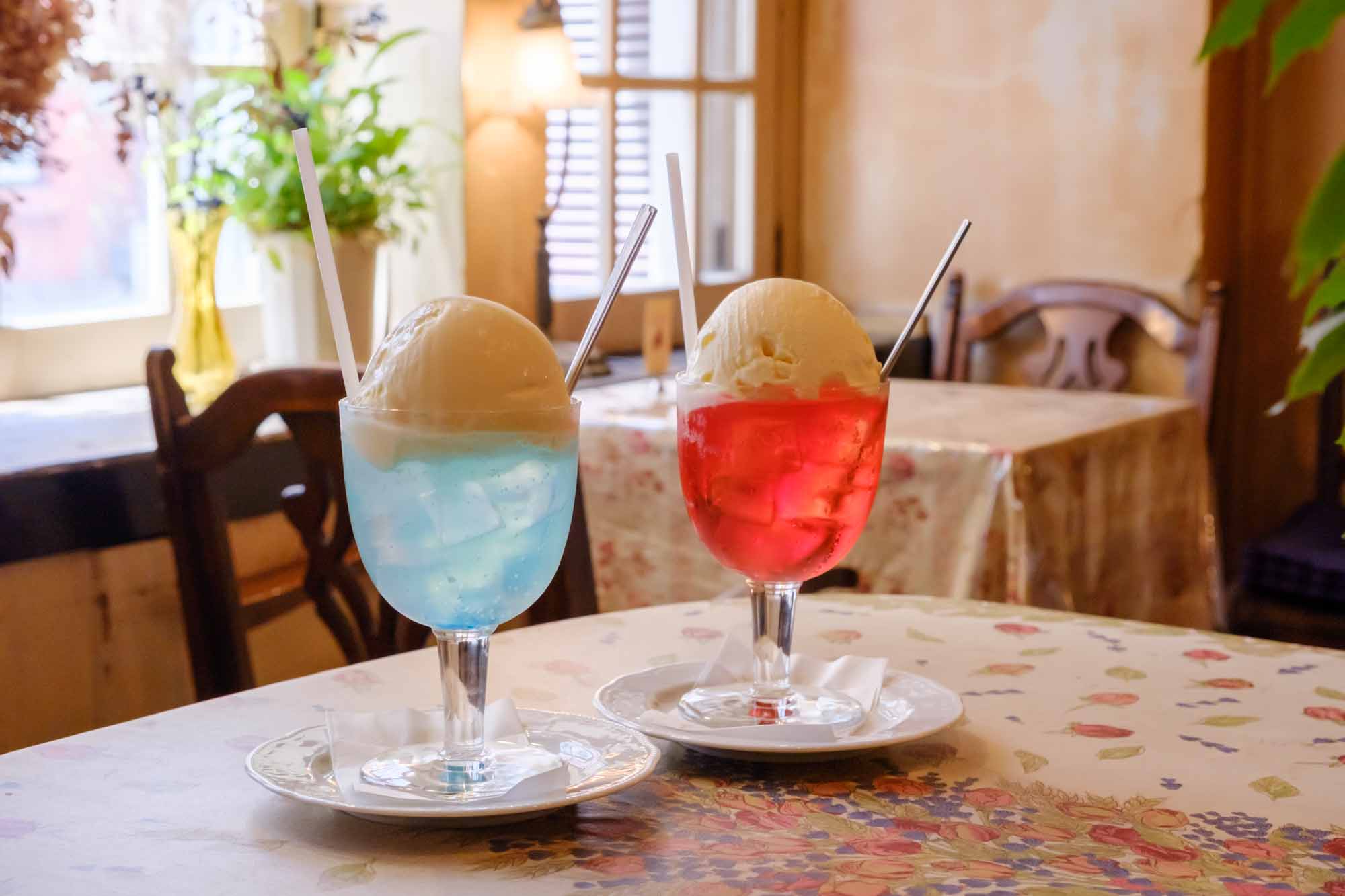 「みずいろの少女」900円、「ゆりあぺむぺるクリームソーダ」850円