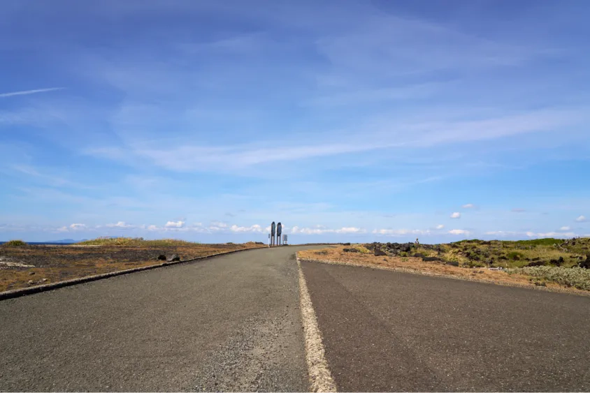 島の綺麗に舗装された道路