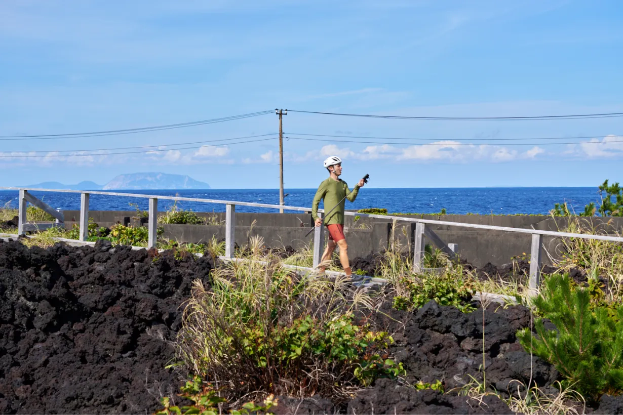 火山遊歩道を歩くけんたさん