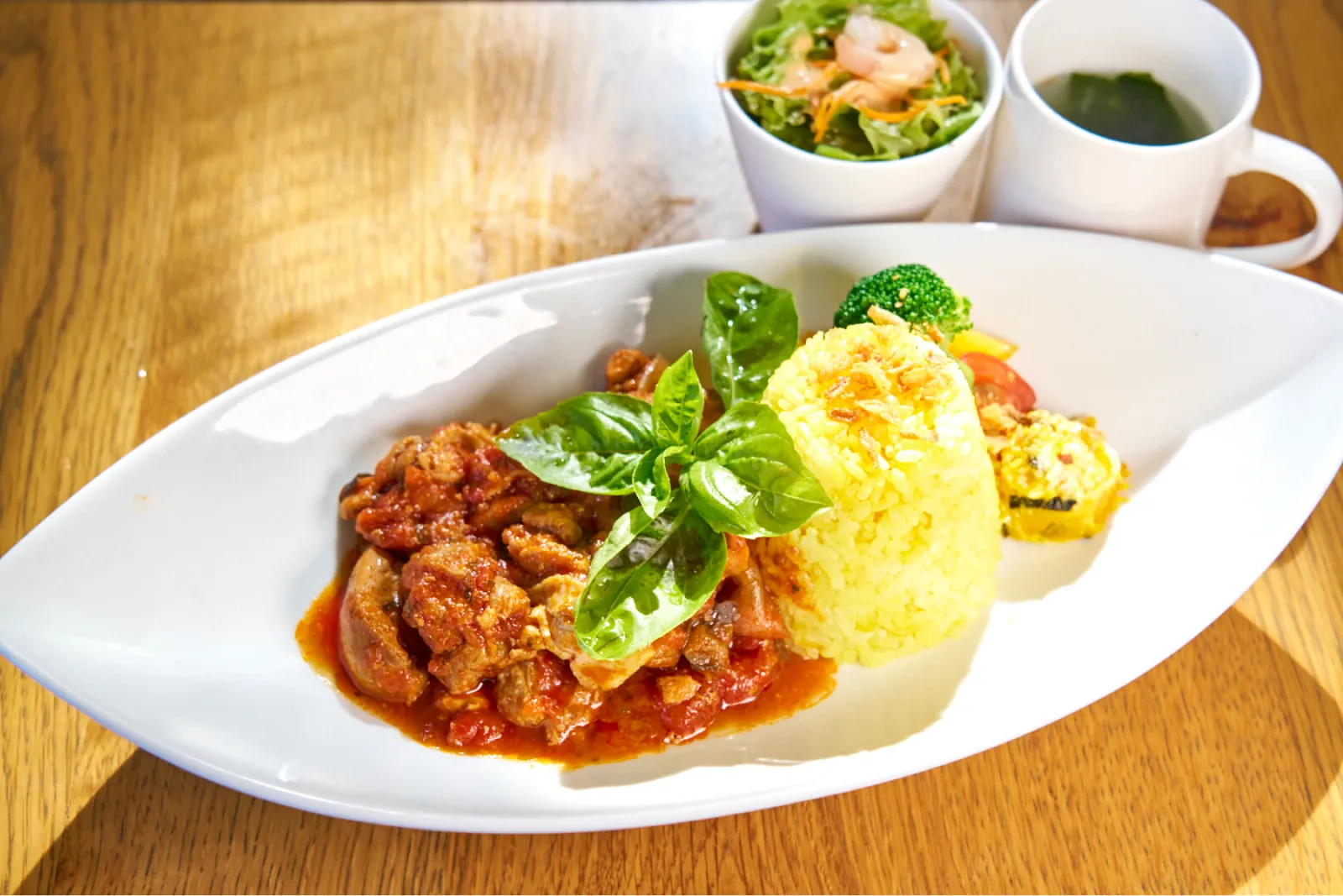 プレートランチ「チキンのトマトソース煮」