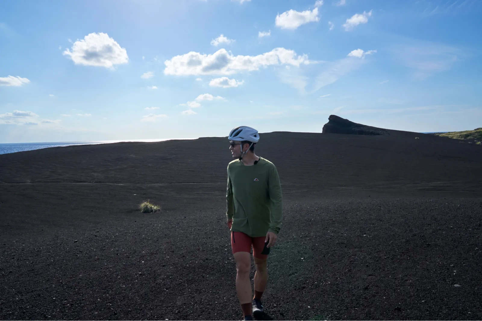 新鼻新山の砂浜を歩くけんたさん