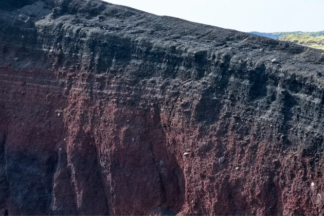 むき出しの火山の断面