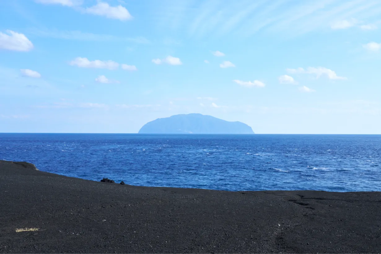 海の向こうに見える伊豆諸島