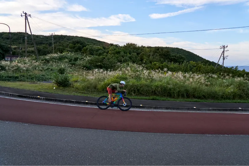下り坂をロードバイクで走るけんたさん②
