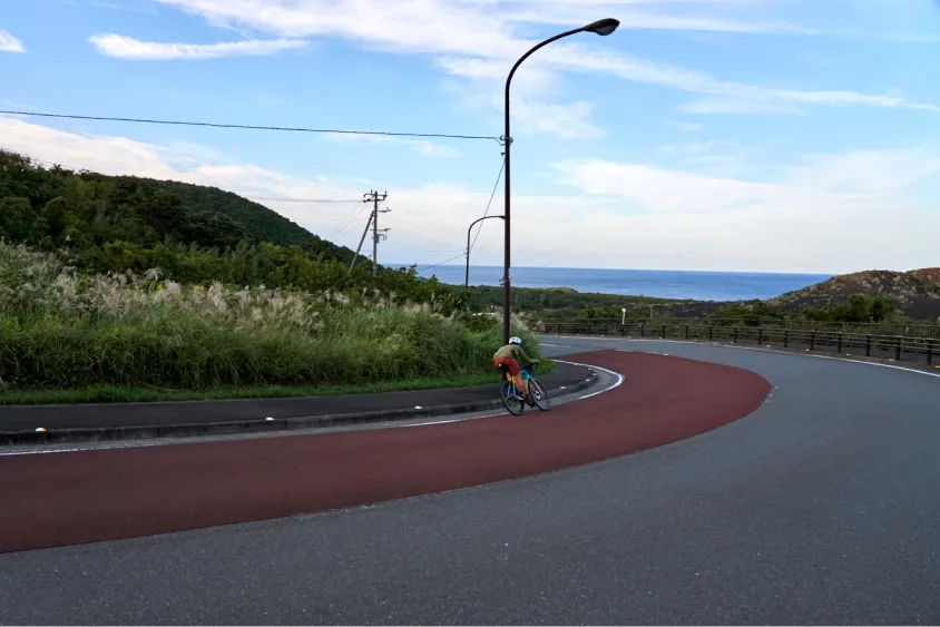 下り坂をロードバイクで走るけんたさん③