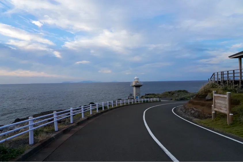 海沿いの下り坂の道路