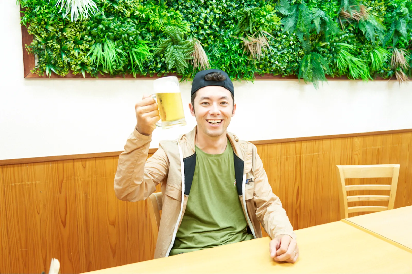 ジョッキビールを持っているけんたさん