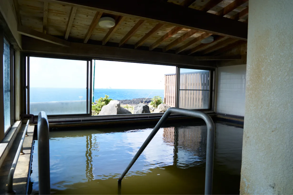 内湯と大きな窓から見える海