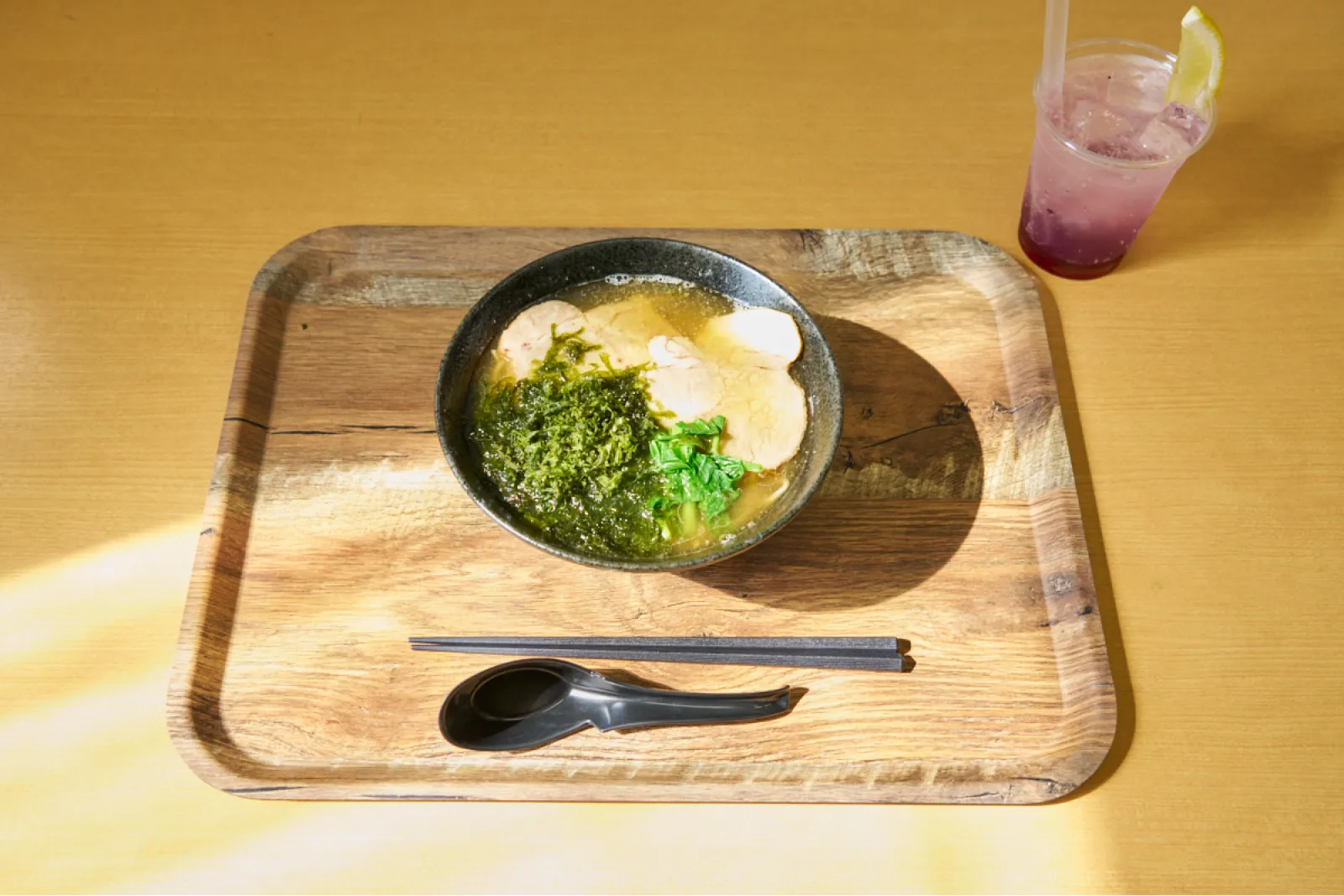 地魚だしラーメンと手作りシロップドラゴンフルーツのソーダ