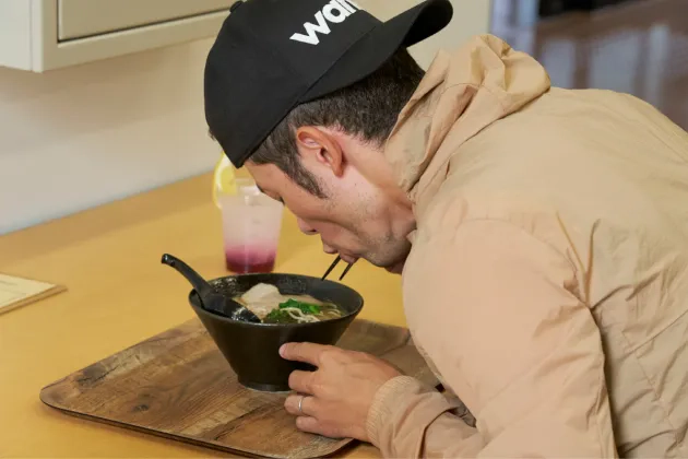 地魚だしラーメンを食べるけんたさん