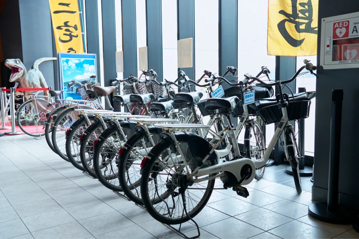 観光協会カウンターにレンタサイクルが並ぶ様子