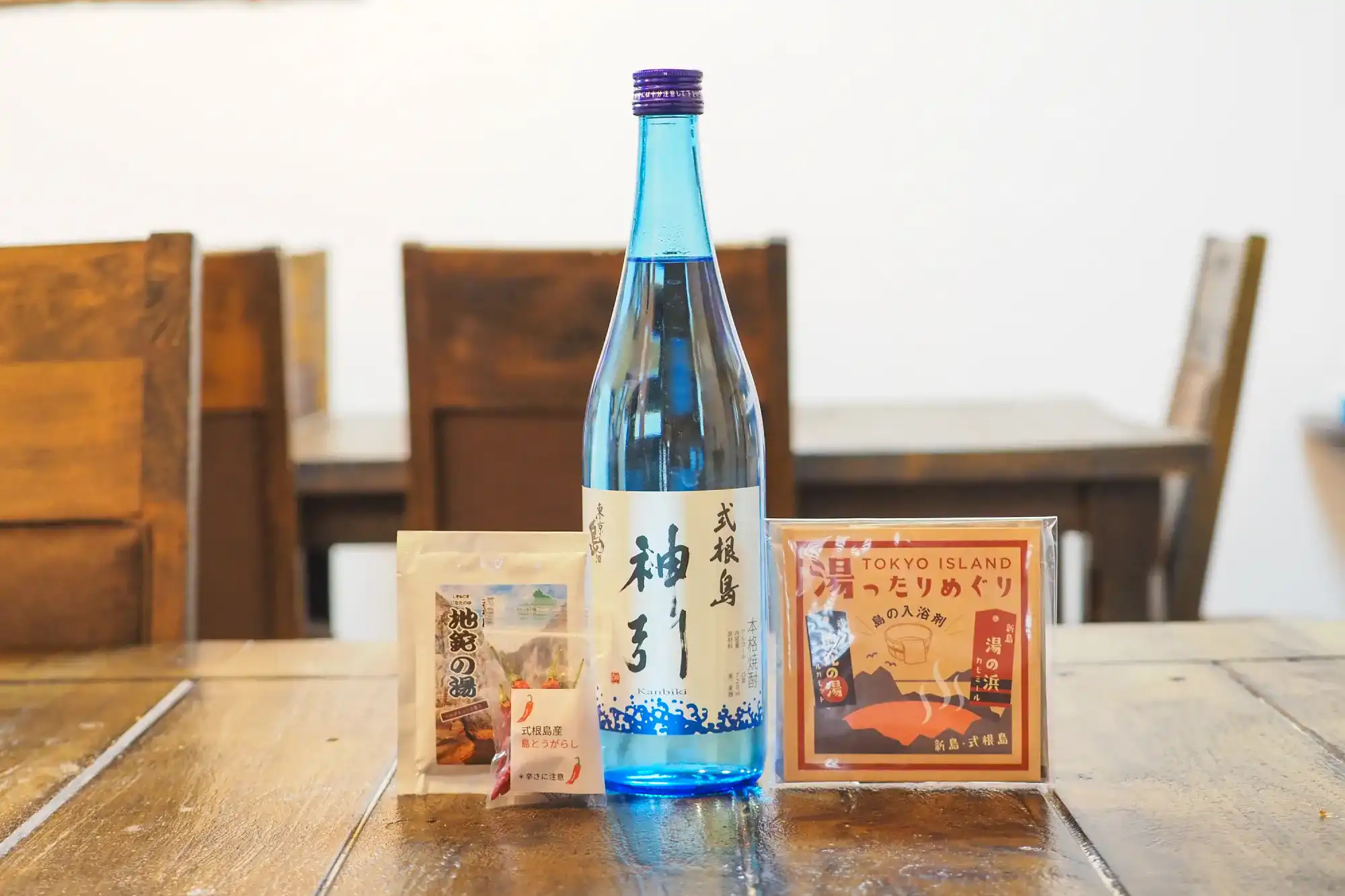 池村商店で購入できる定番のお土産。入浴剤「地鉈の湯」、新島の入浴剤とセットになっている「湯ったりめぐり」、式根島産の島とうがらし、焼酎「神引」